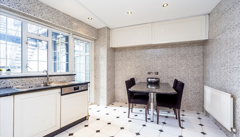 Newly Refurbished  Five Bedroom Apartment  To Let  Strathmore Court  St Johns Wood  NW8 Image 4