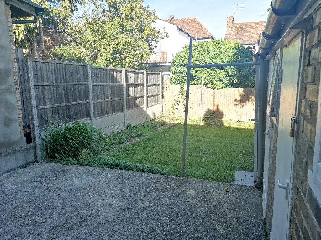 Four Bedroom House  To Let  Hendon  10 Mins Walk to Thameslink & 12 Mins walk to Hendon Tube Image 7