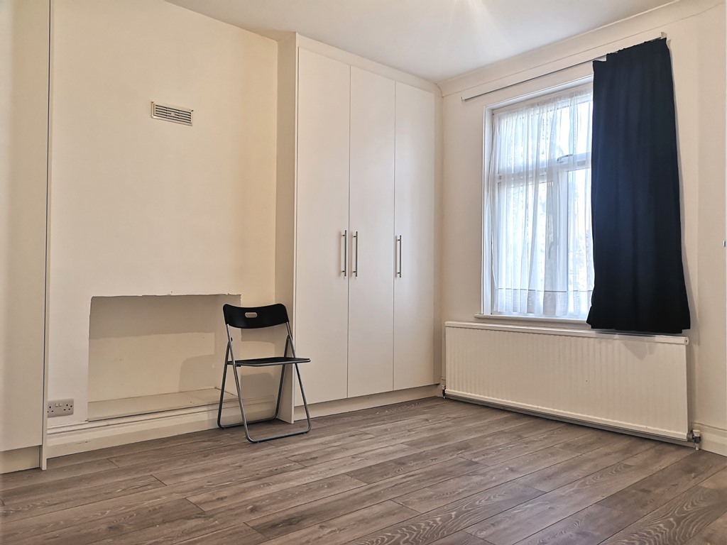 Four Bedroom House  To Let  Hendon  10 Mins Walk to Thameslink & 12 Mins walk to Hendon Tube Image 10