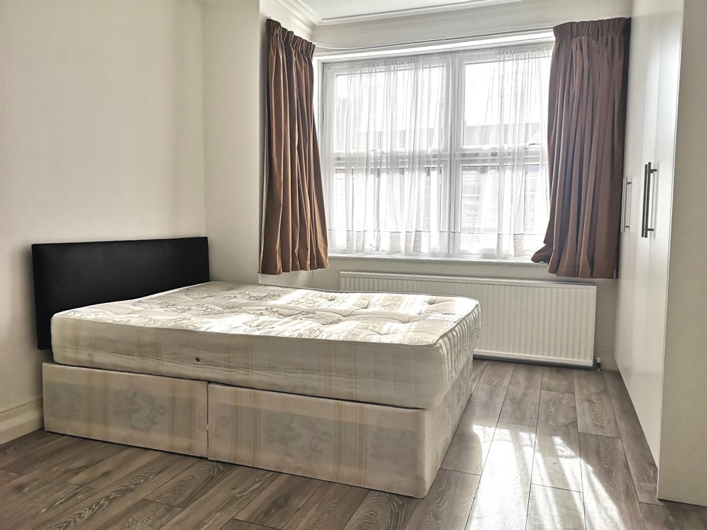 Four Bedroom House  To Let  Hendon  10 Mins Walk to Thameslink & 12 Mins walk to Hendon Tube Image 12