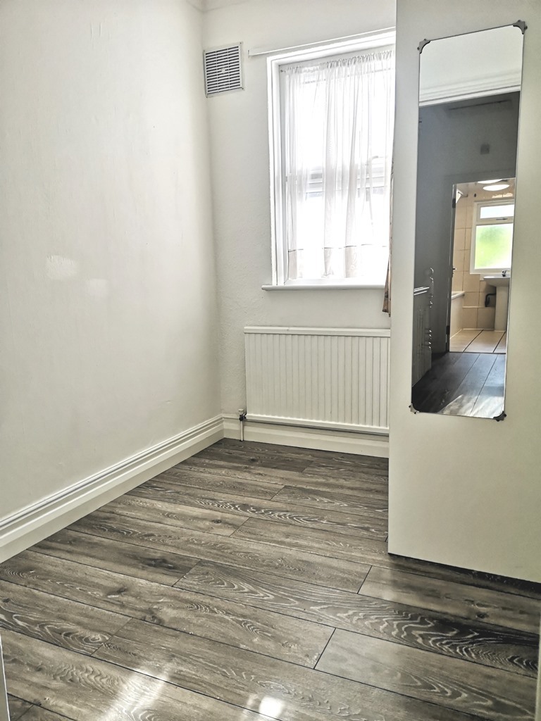 Four Bedroom House  To Let  Hendon  10 Mins Walk to Thameslink & 12 Mins walk to Hendon Tube Image 11
