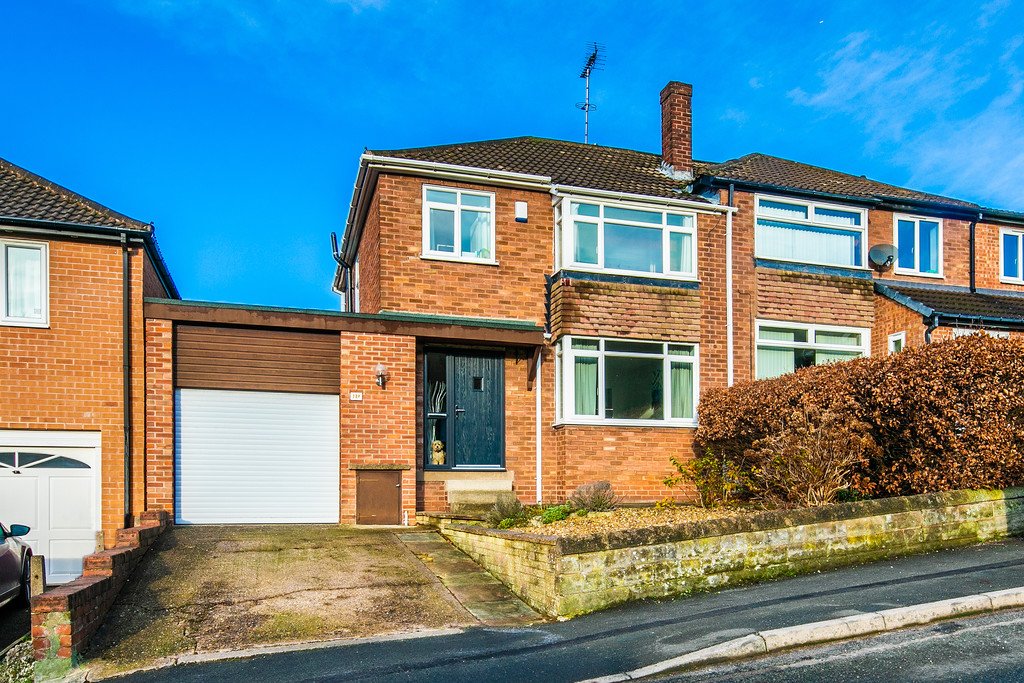 3 bedroom property for sale in 199 Stonelow Road, Dronfield, S18 2EQ