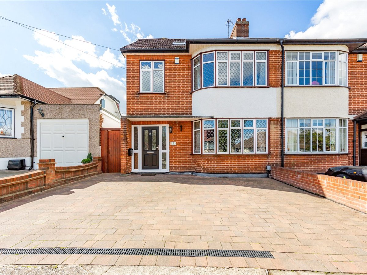 5 bedroom property for sale in Brookdale Avenue, Upminster, RM14 £
