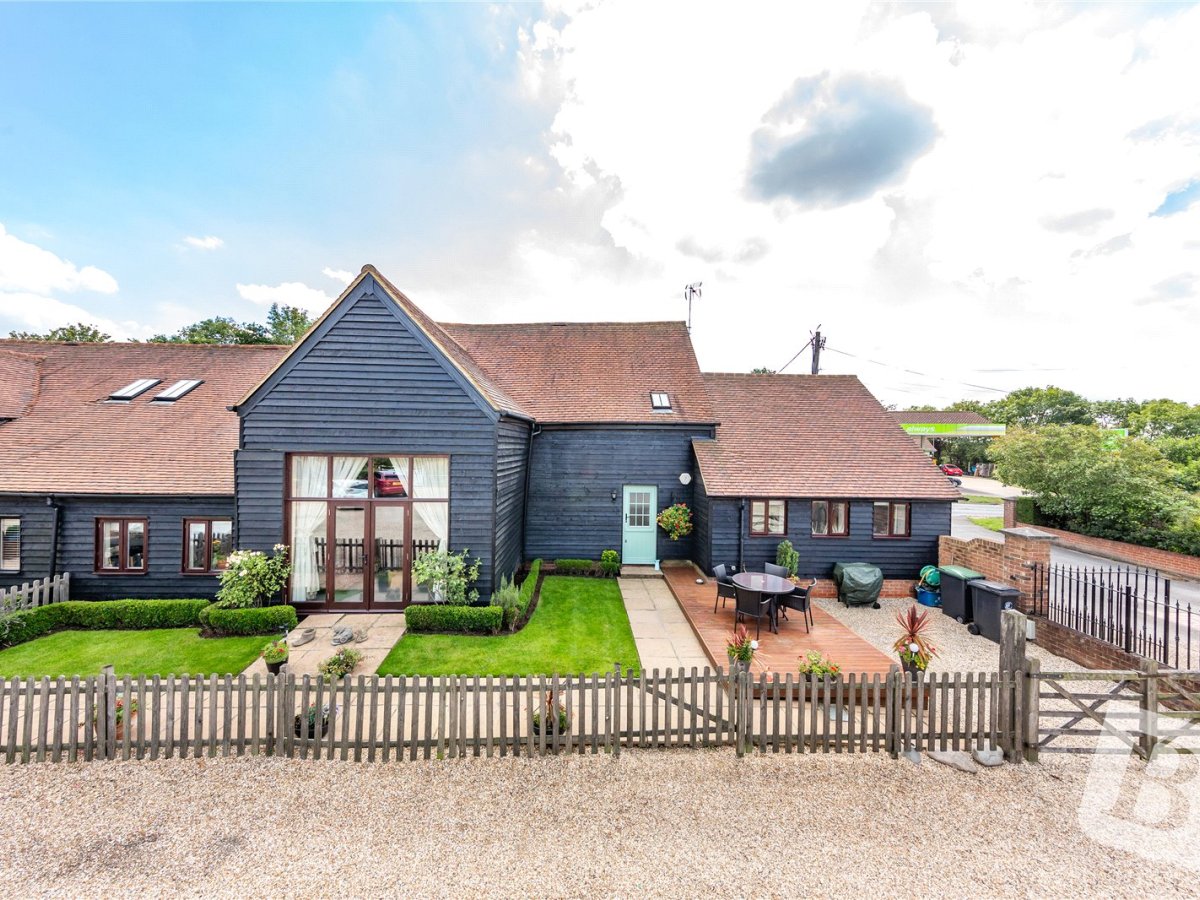 4 bedroom property for sale in Spurriers Farm Barns, Norton Heath
