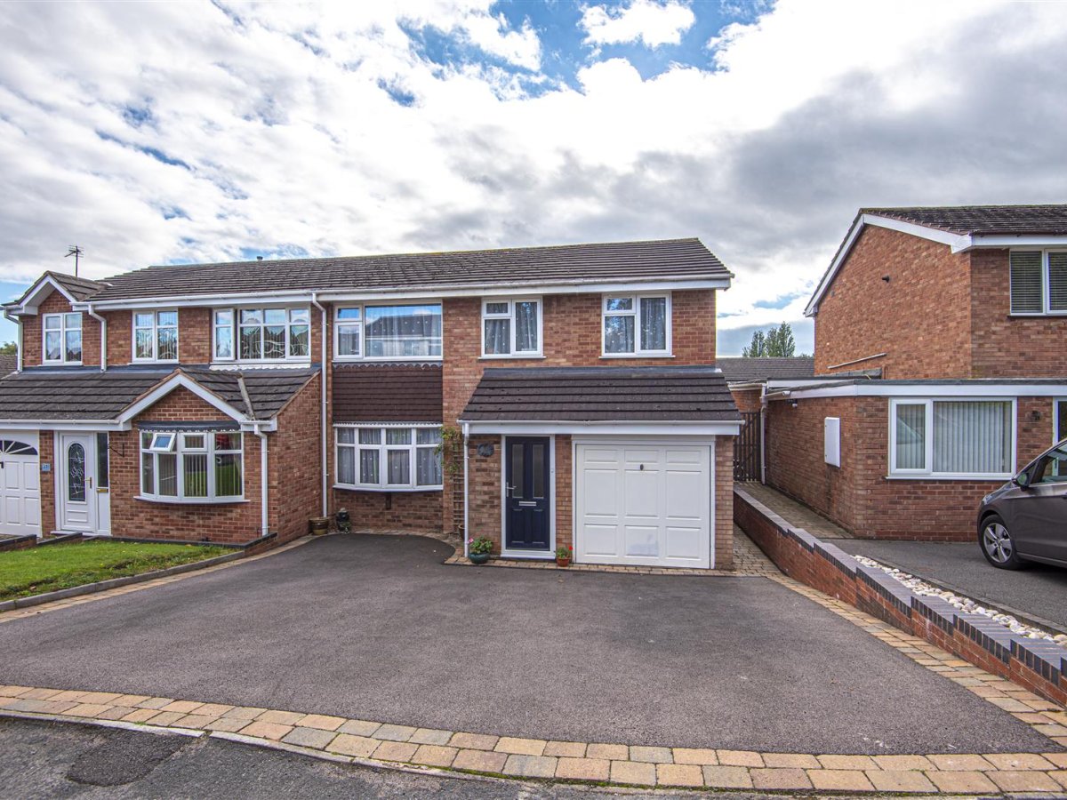4 bedroom property for sale in Garrick Road, Lichfield £289,950