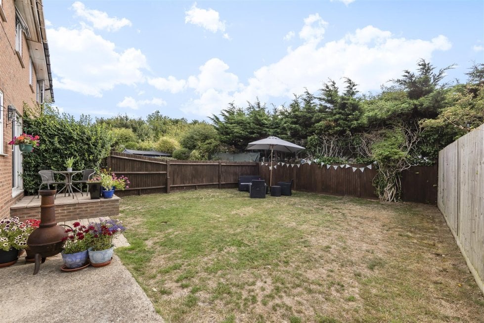 3 bedroom property for sale in Buckingham Close, ShorehamBySea