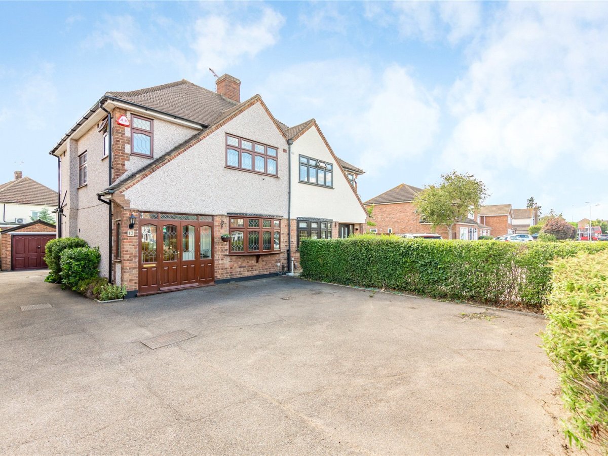 3 bedroom property for sale in Avon Road, Upminster, Essex, RM14