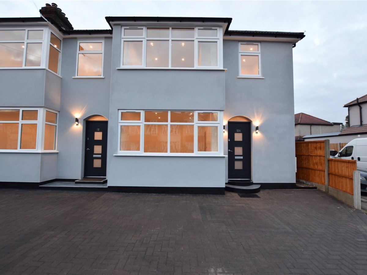 3 bedroom property for sale in Bridport Avenue, Romford, RM7 £450,000