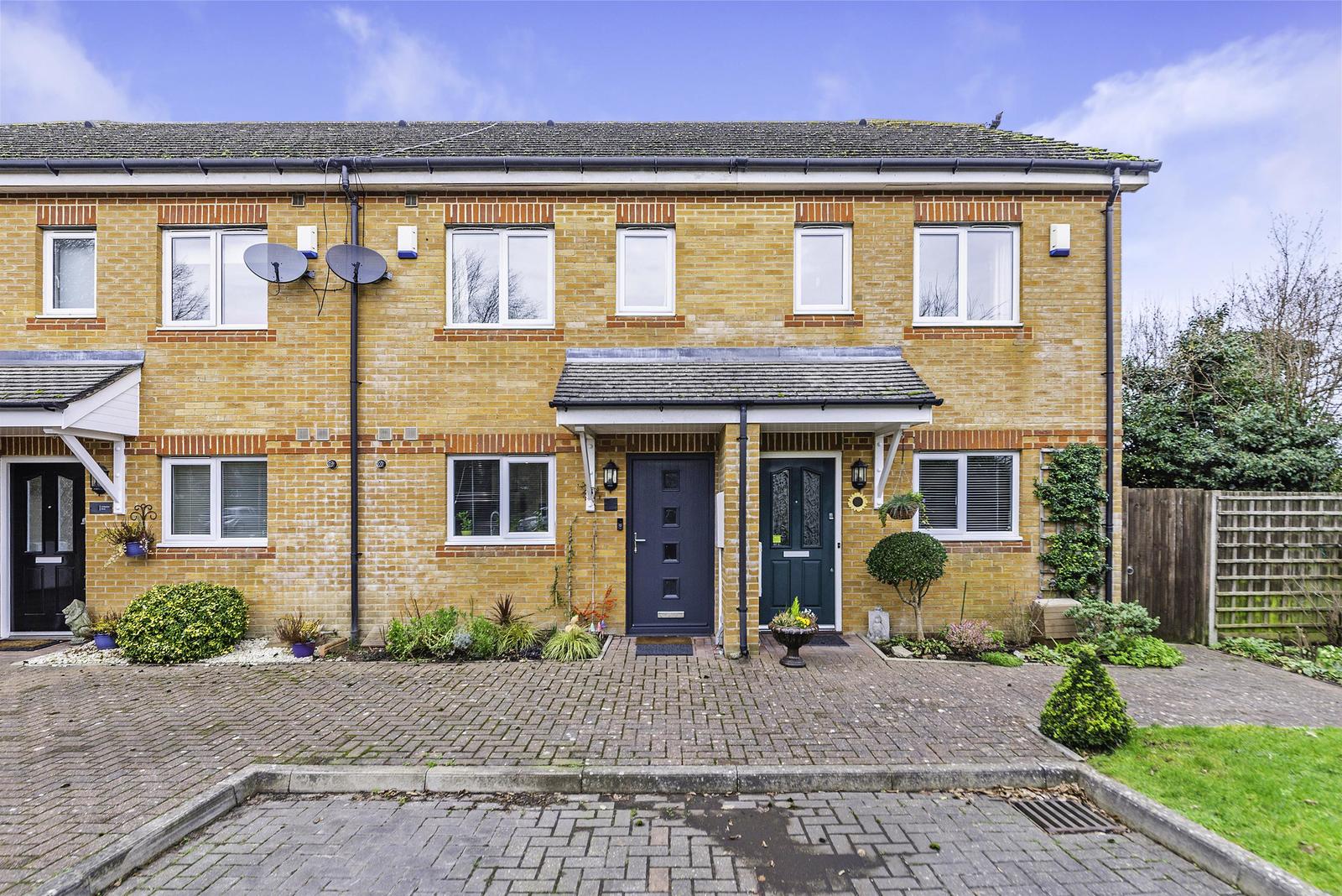 3 bedroom property for sale in Chilberton Drive, Merstham, RH1 3HP £