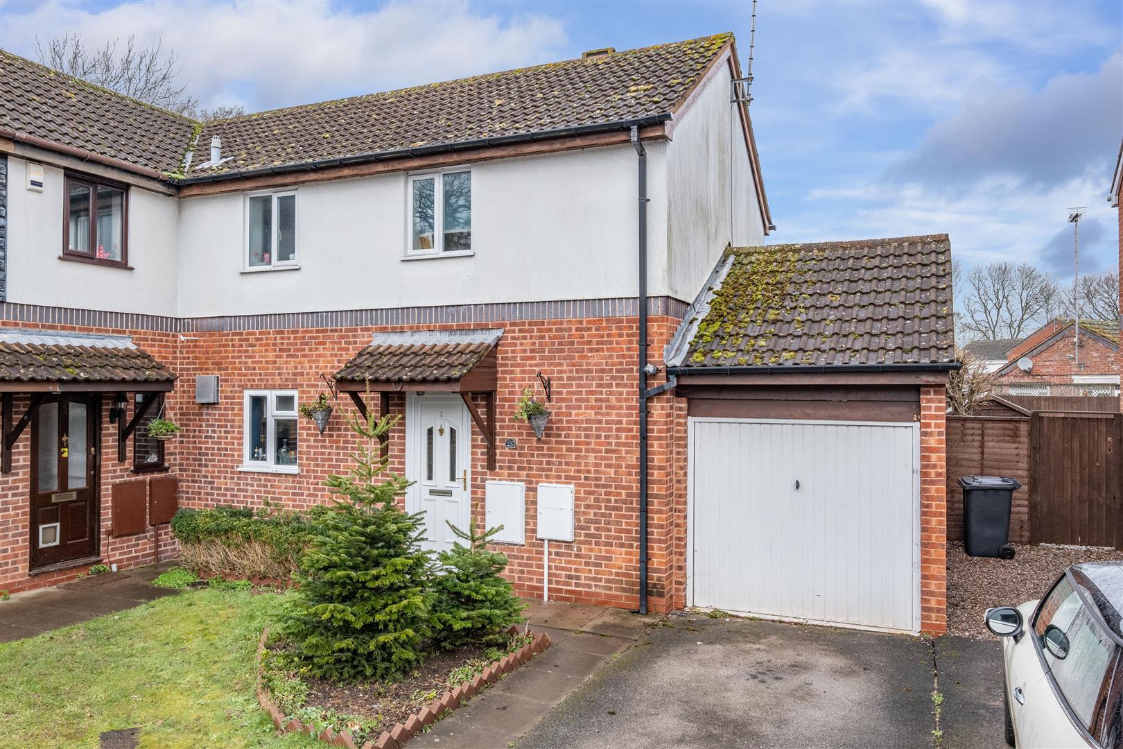 2 bedroom property for sale in Kingfisher Way, Alcester Offers over £