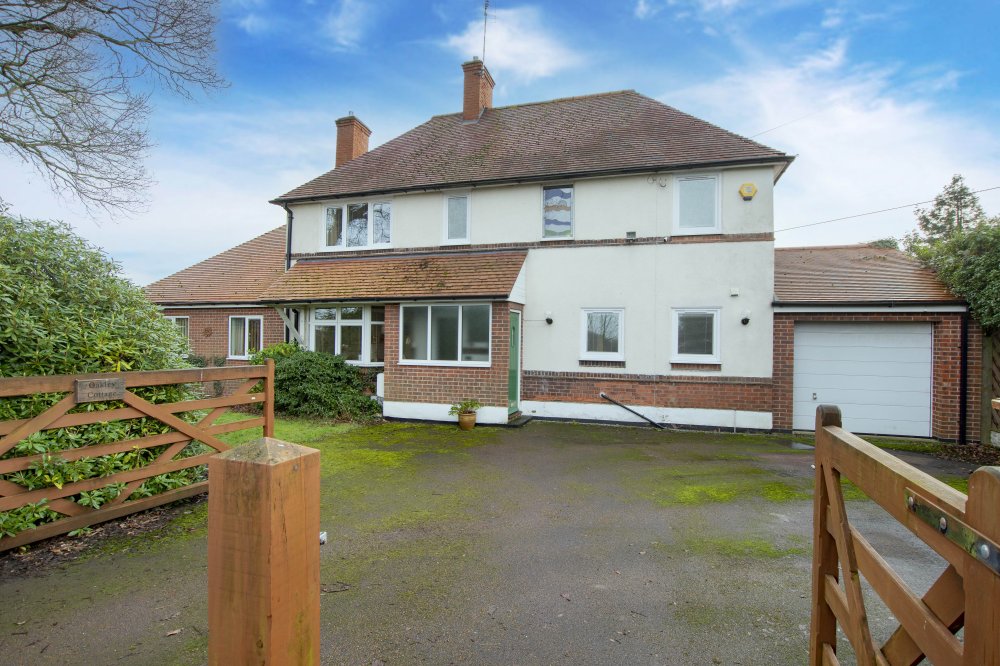 4 bedroom property for sale in Station Road, Barnby Moor, Retford £