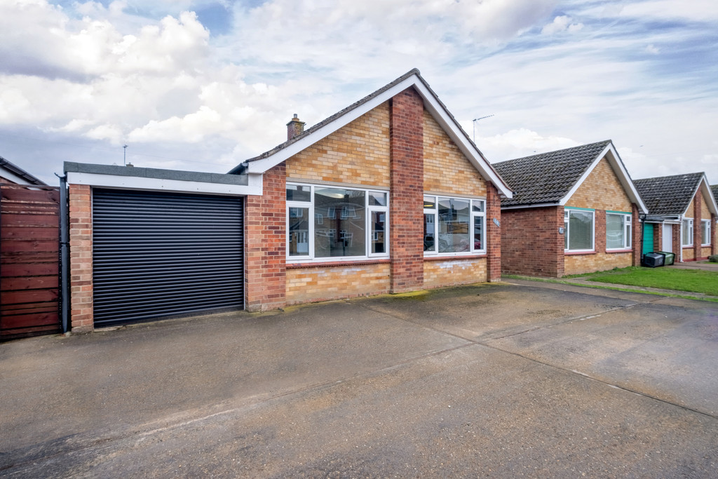 2 bedroom property for sale in Westerley Way, CaisterOnSea £240,000