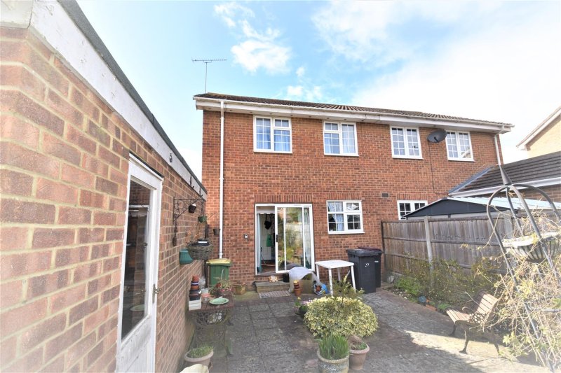 2 bedroom property for sale in Rectory Avenue, Rochford £300,000
