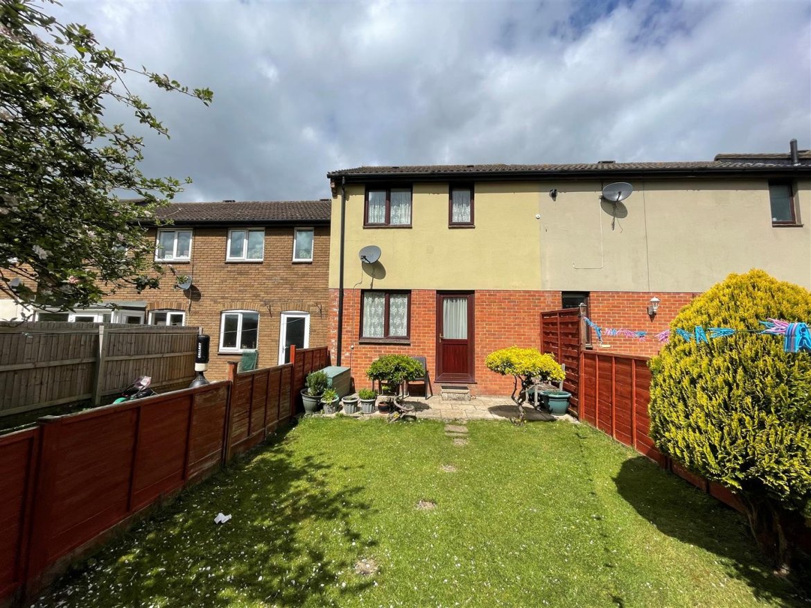 2 bedroom property for sale in Buckingham Road, Chippenham £205,000