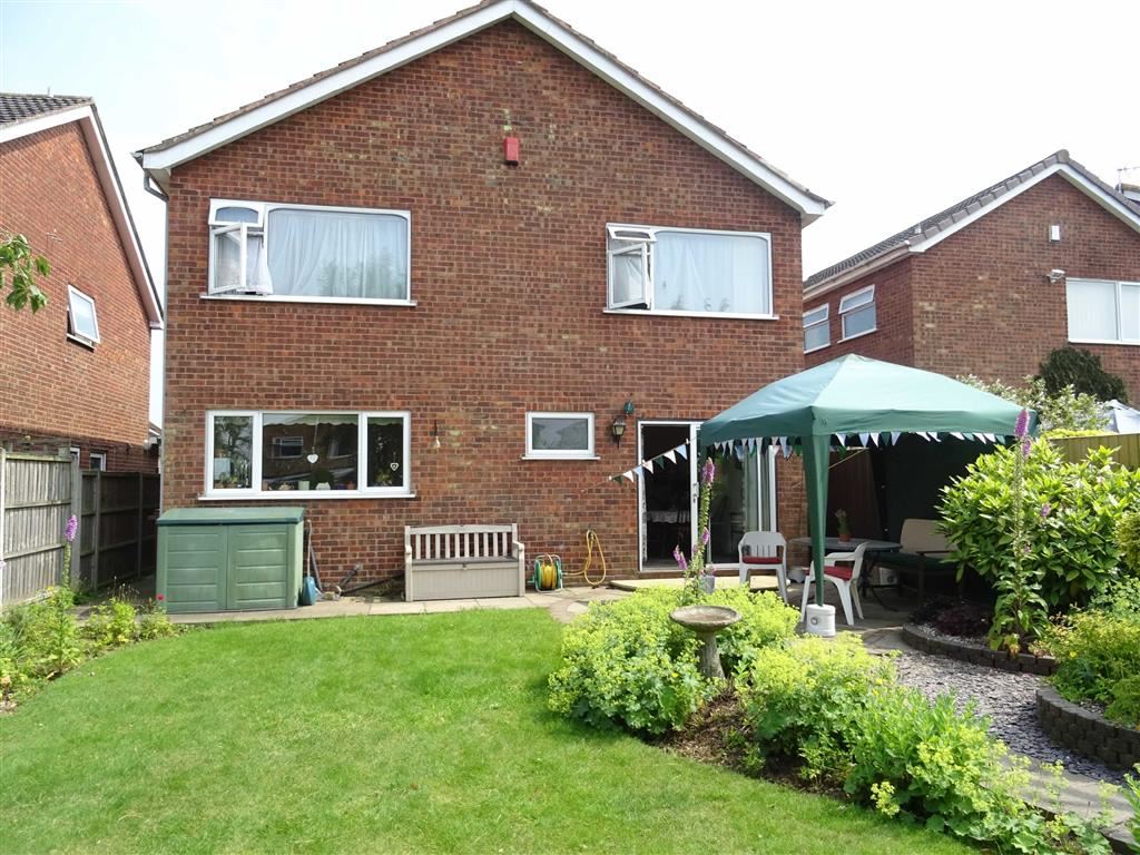 4 bedroom property for sale in Laneside Drive, Hinckley Offers over £