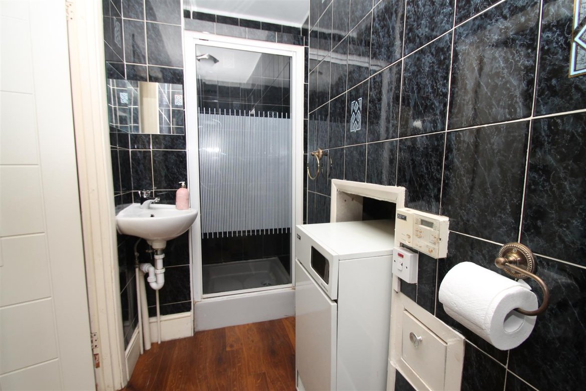 4 bedroom property for sale in Powys Lane, Palmers Green, London N13