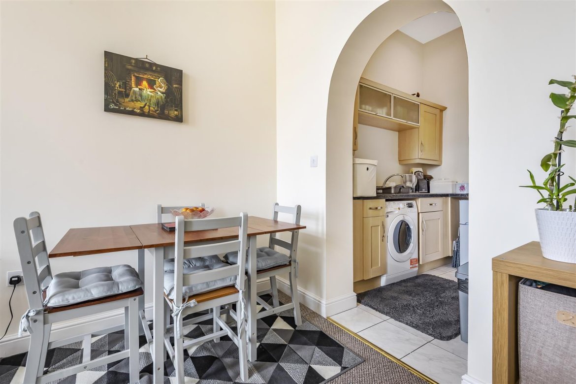 2 bedroom property for sale in Hillier Road, Devizes £123,900