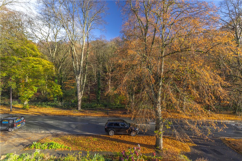 4 bedroom property for sale in Gledhow Valley Road, Leeds, LS7 Guide