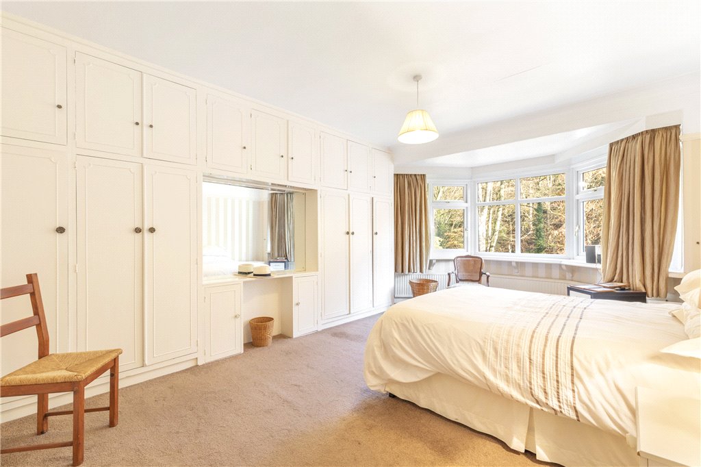 4 bedroom property for sale in Gledhow Valley Road, Leeds, LS7 Guide