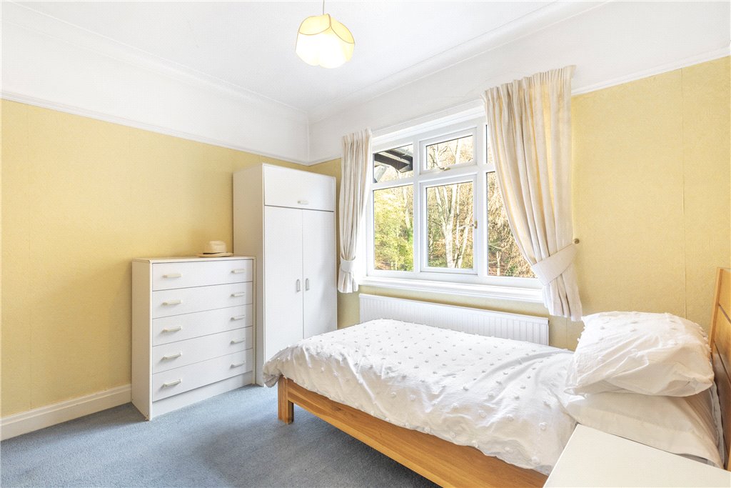 4 bedroom property for sale in Gledhow Valley Road, Leeds, LS7 Guide