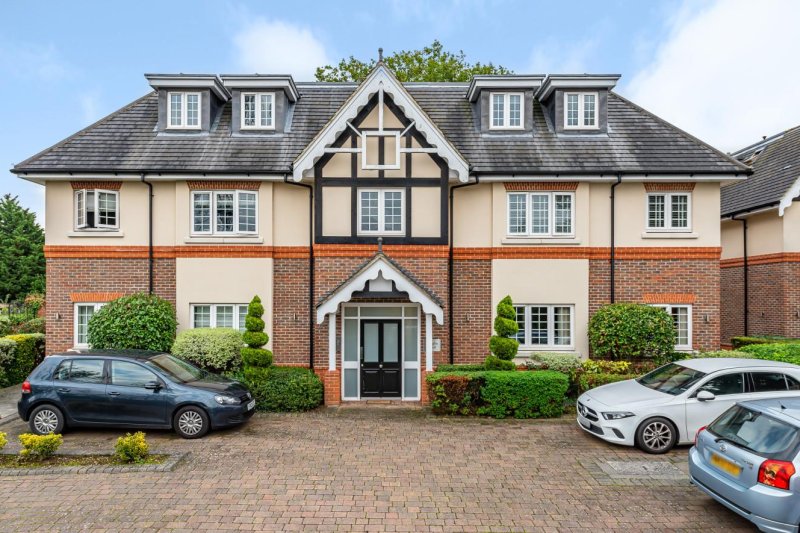 2 bedroom property for sale in Vine Lane, Hillingdon £475,000