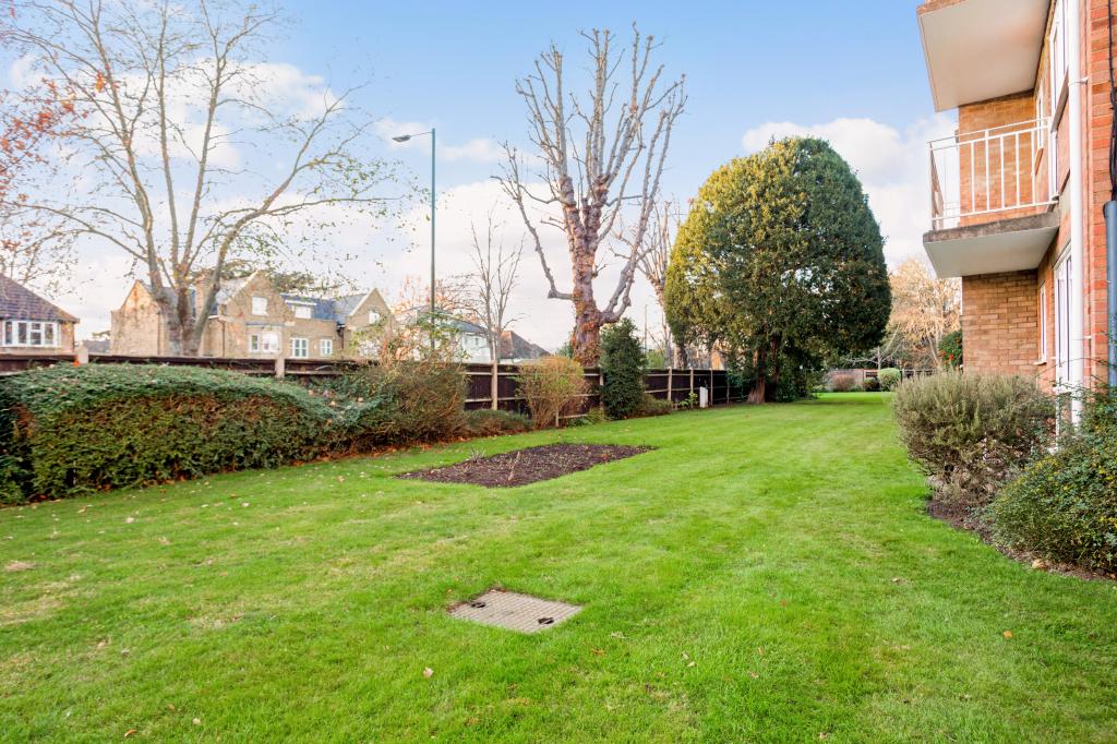 1 bedroom property for sale in Elton Close, Hampton Wick, Kingston upon Thames KT1 £389,950