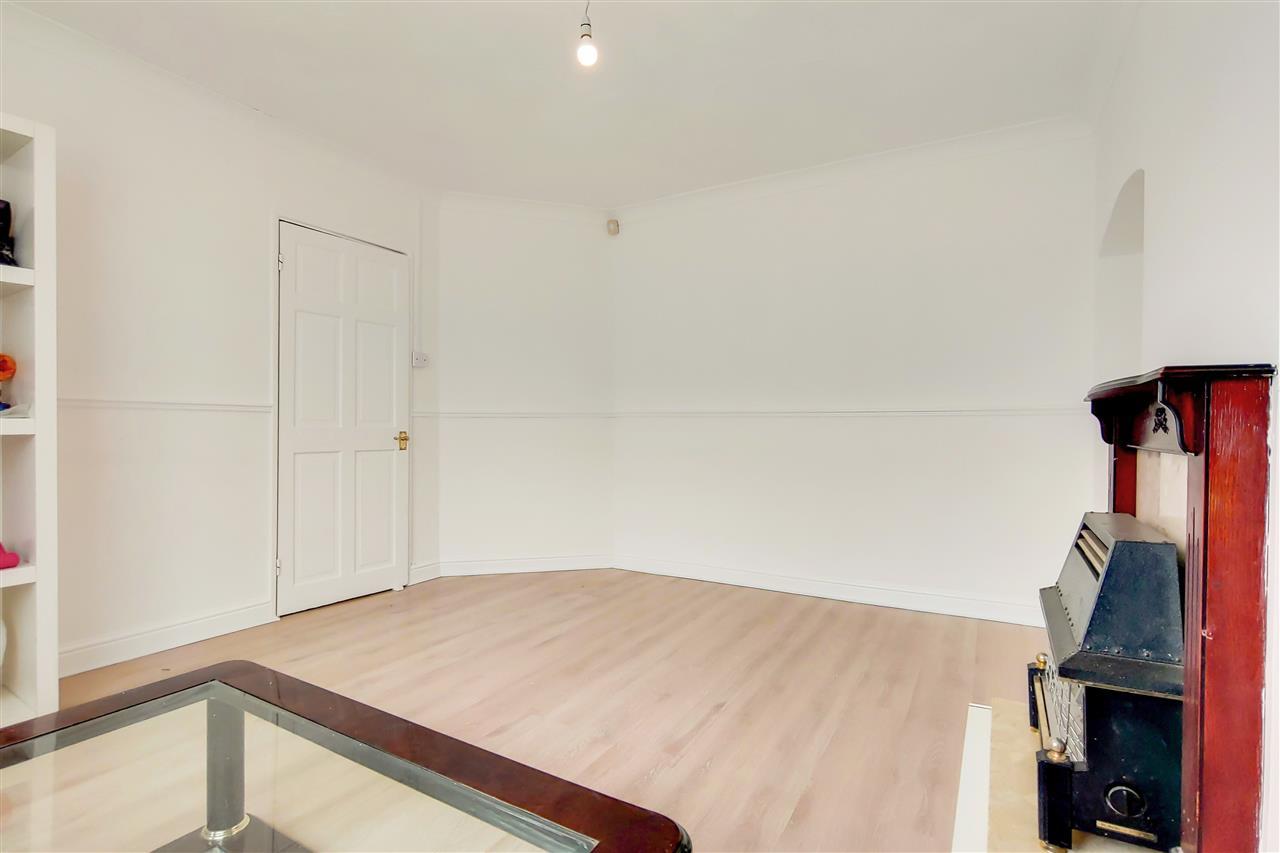 2 bedroom property to let in St Road, Dagenham £1,300 pcm