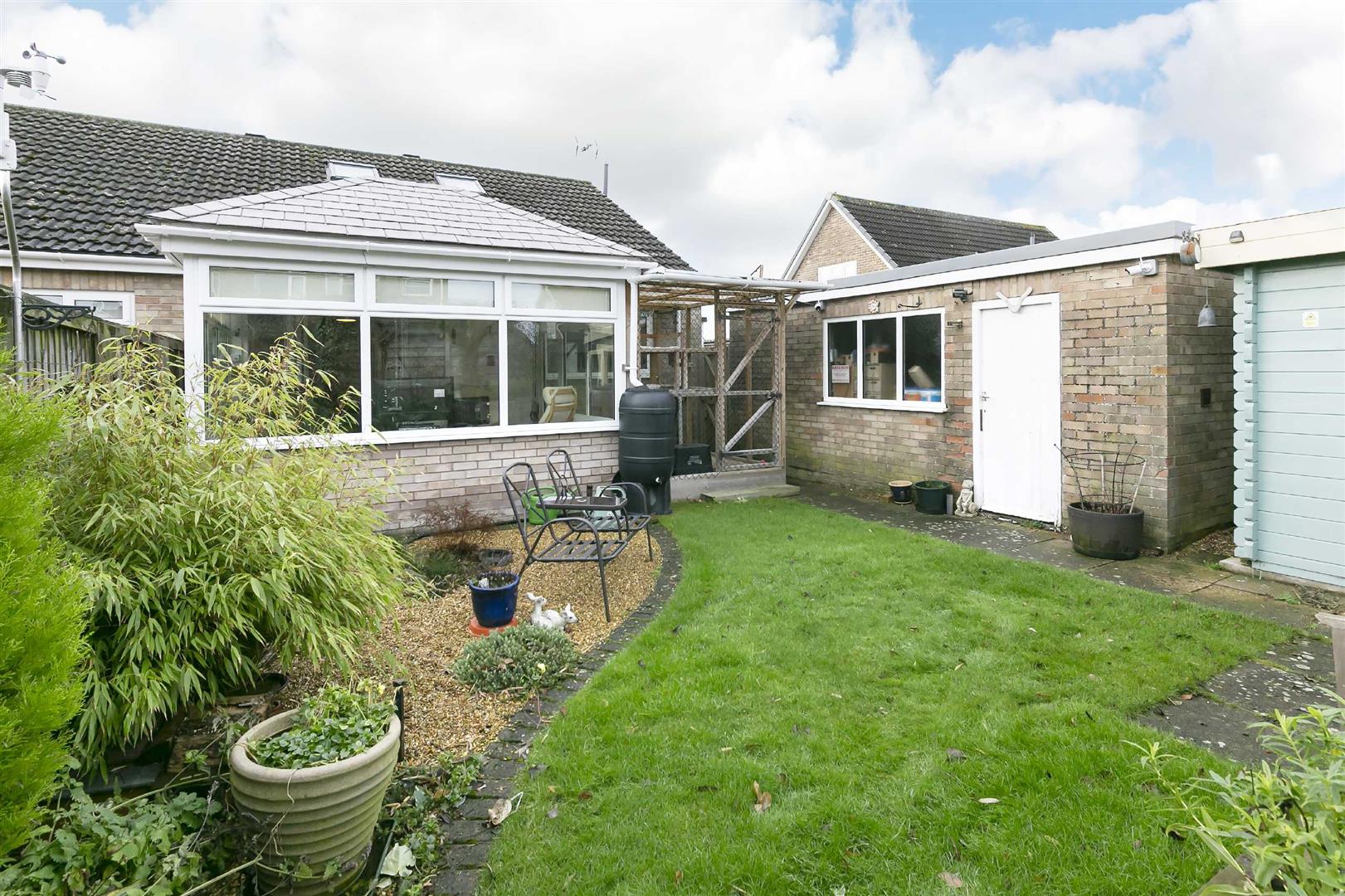 2 bedroom property for sale in Westfield Close, Pocklington £265,000