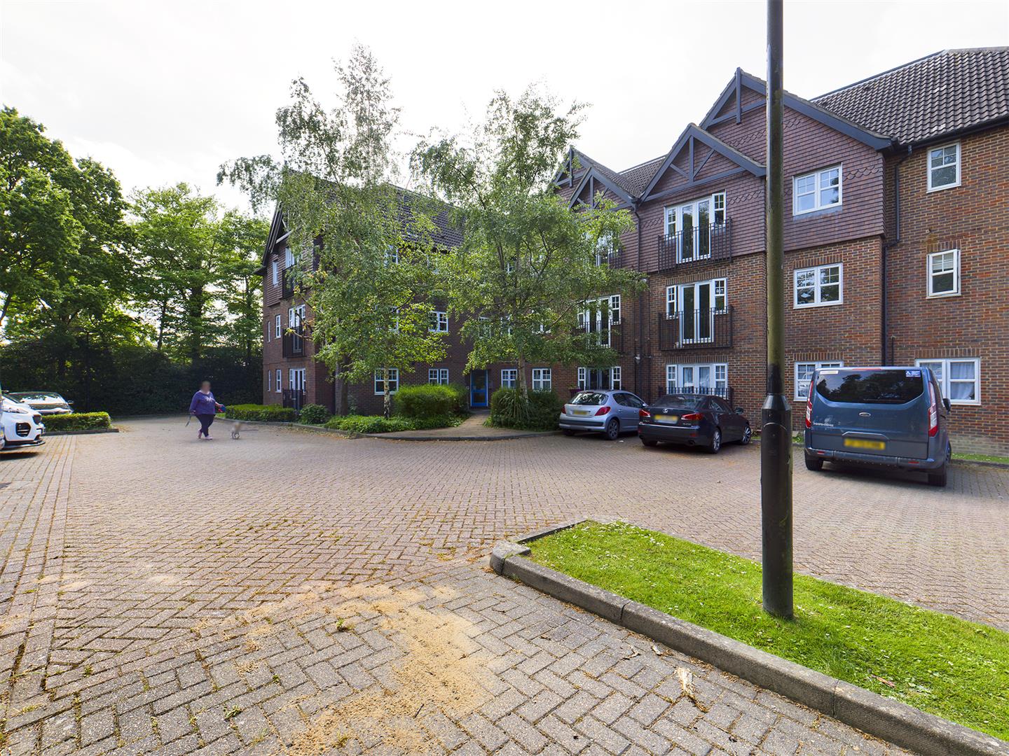2 bedroom property for sale in Newbury Road, Worth £249,950