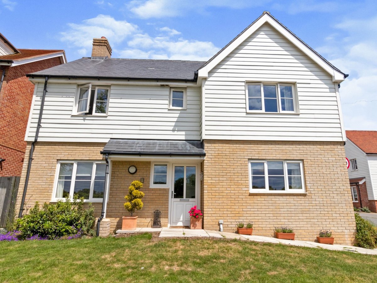 4 bedroom property for sale in Eldridge Close, Clavering, Saffron