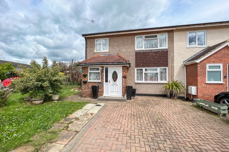 3 bedroom property for sale in Alderney Gardens, Wickford Guide price