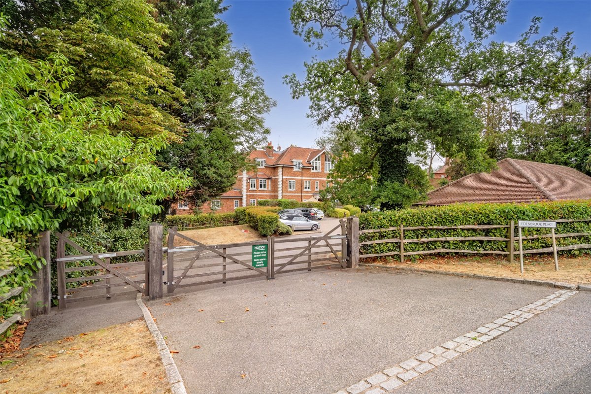 3 bedroom property for sale in Edenbrook Place, Blindley Heath