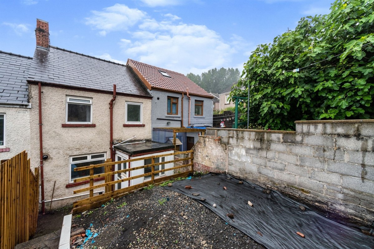 3 bedroom property for sale in Waun Wen Road, Swansea Guide price £