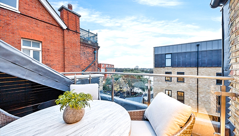 TWO BEDROOM PENTHOUSE  TO LET  RAINVILLE ROAD  FULHAM  W6 Image 10