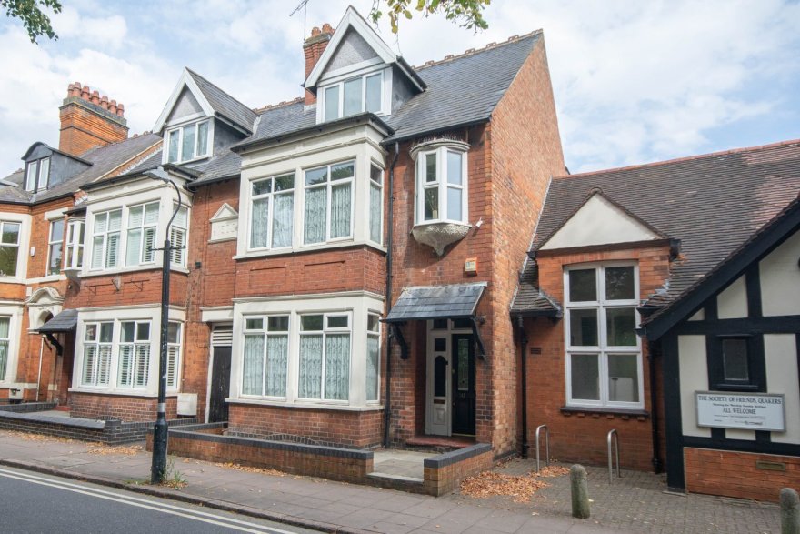 6 bedroom property for sale in Regent Place, Rugby, CV21 £450,000