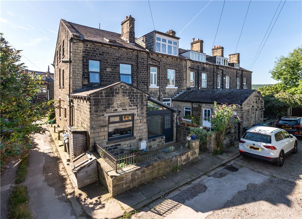 4 bedroom property for sale in Priestthorpe Road, Bingley, West