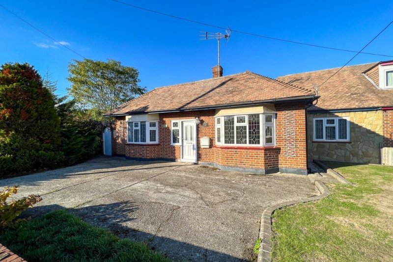 2 bedroom property for sale in Ironwell Lane, Hawkwell £475,000