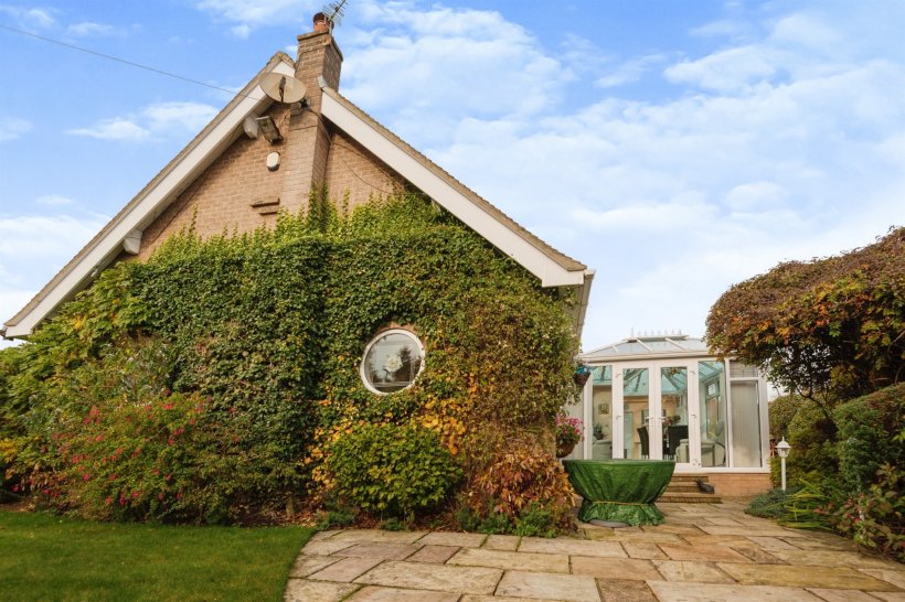 Dorchester Road, Fixby, Huddersfield 3 bedroom detached bungalow