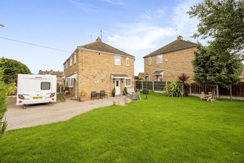 Shakespeare Avenue, Campsall, Doncaster 3 bedroom semidetached house