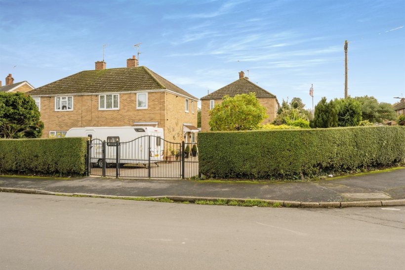 Shakespeare Avenue, Campsall, Doncaster 3 bedroom semidetached house