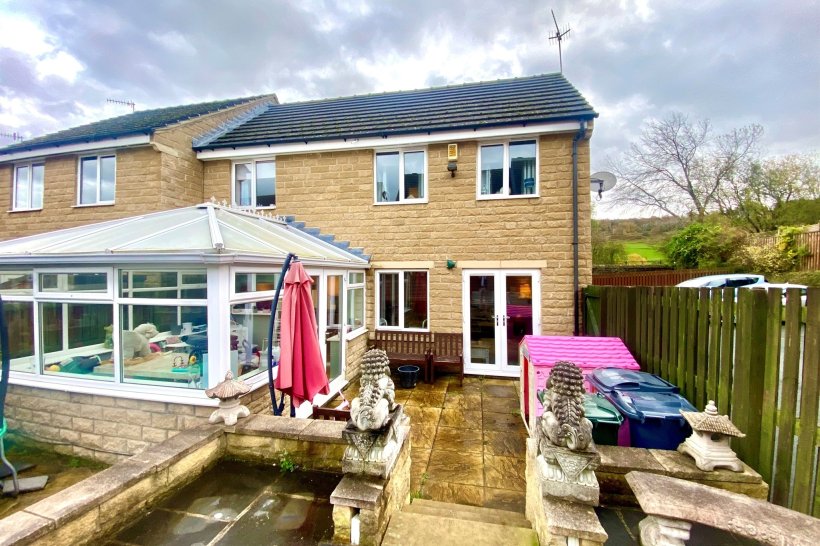 Oberon Way, Cottingley, Bingley 3 bedroom end of terrace house