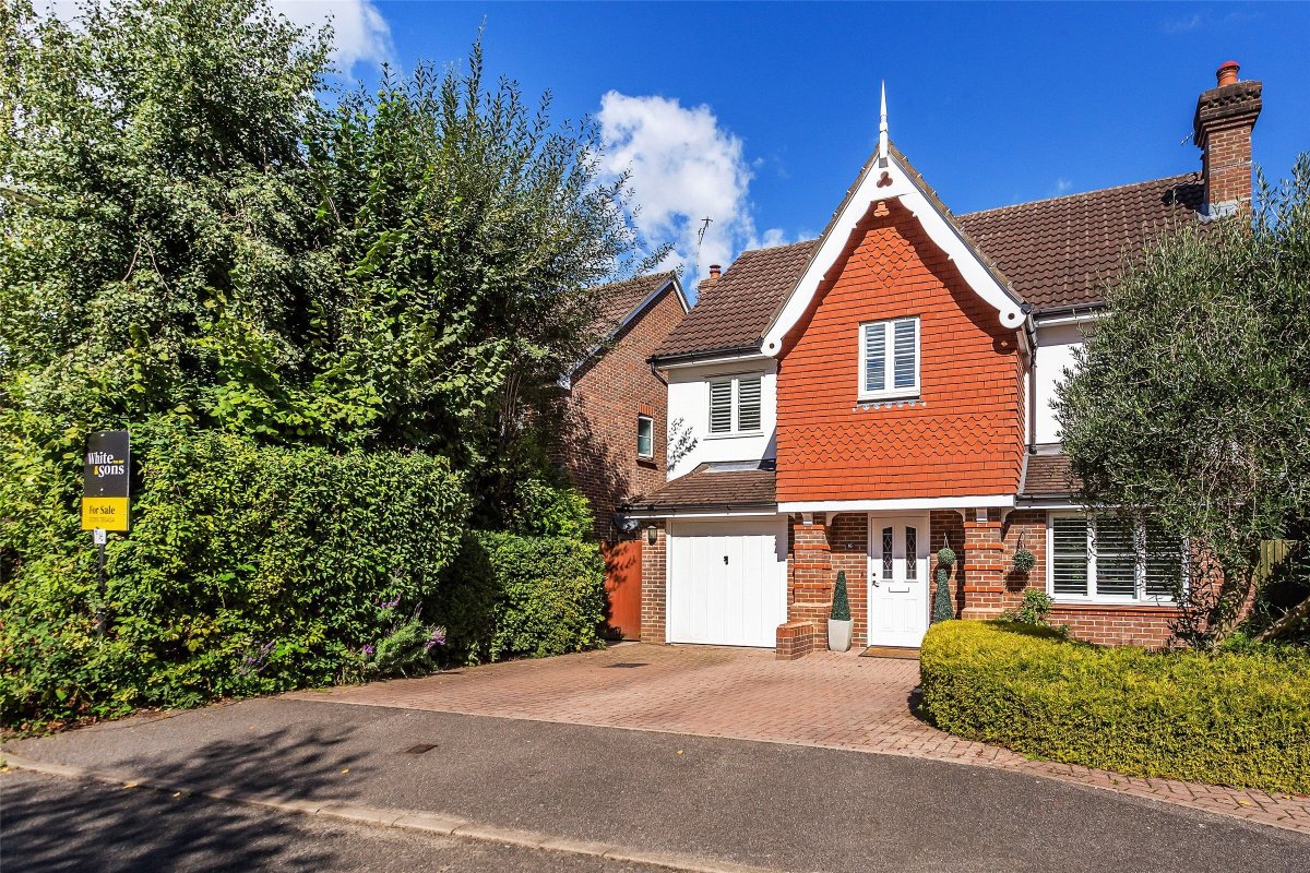 5 bedroom property for sale in Furze Close, Horley, Surrey, RH6 Guide price £825,000