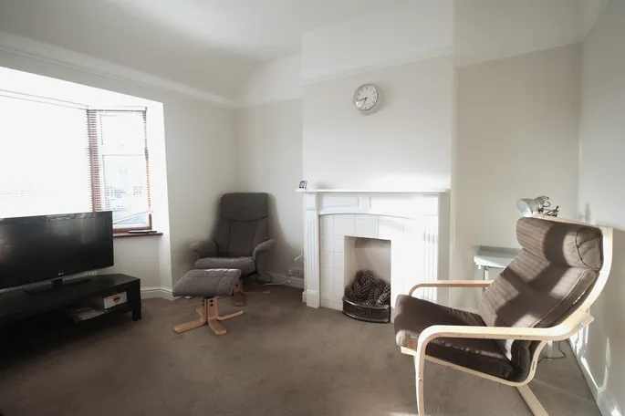 Property carousel image 3