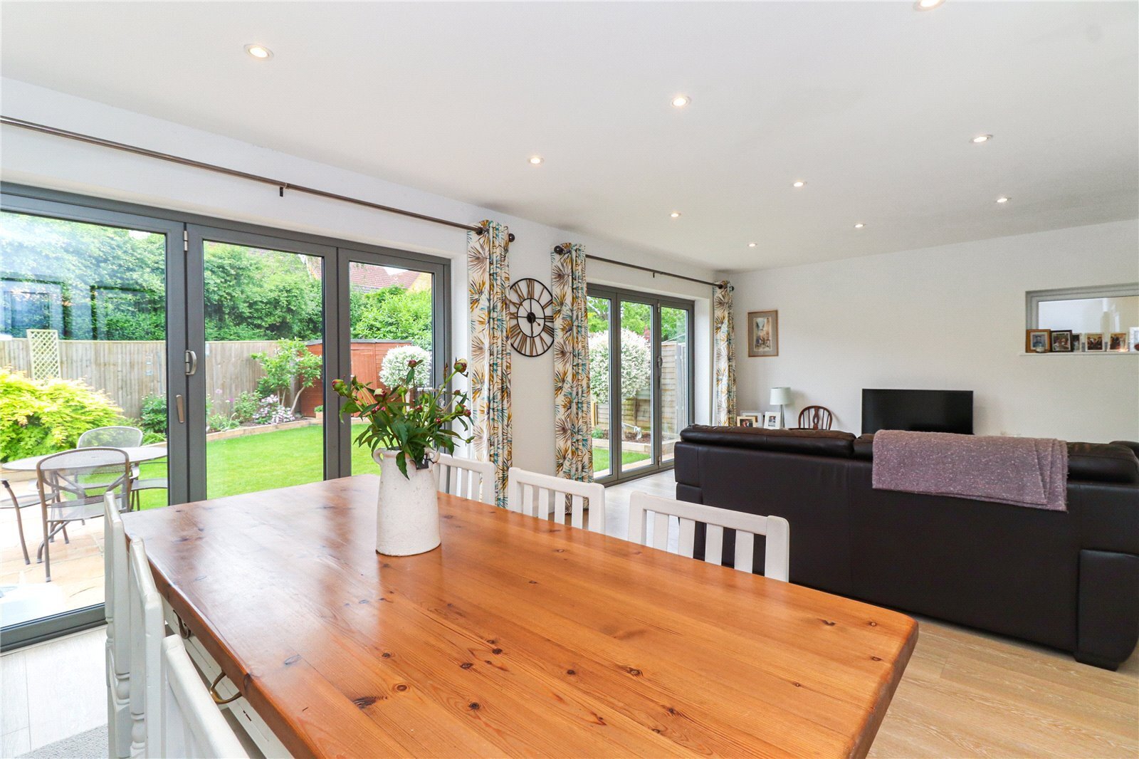 3 bedroom property for sale in Follett Drive, Abbots Langley, Herts, WD5 Offers in the region 3 bedroom property for sale in Follett Drive, Abbots Langley, Herts, WD5 Offers in the region