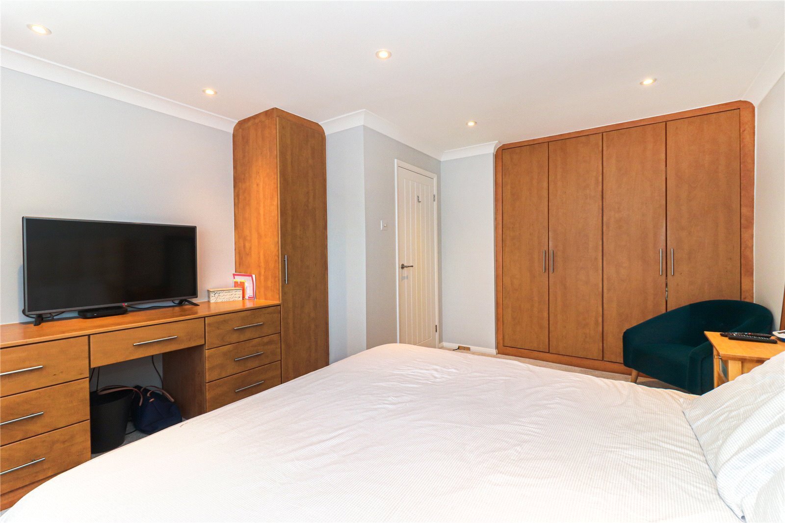 3 bedroom property for sale in Follett Drive, Abbots Langley, Herts, WD5 Offers in the region 3 bedroom property for sale in Follett Drive, Abbots Langley, Herts, WD5 Offers in the region