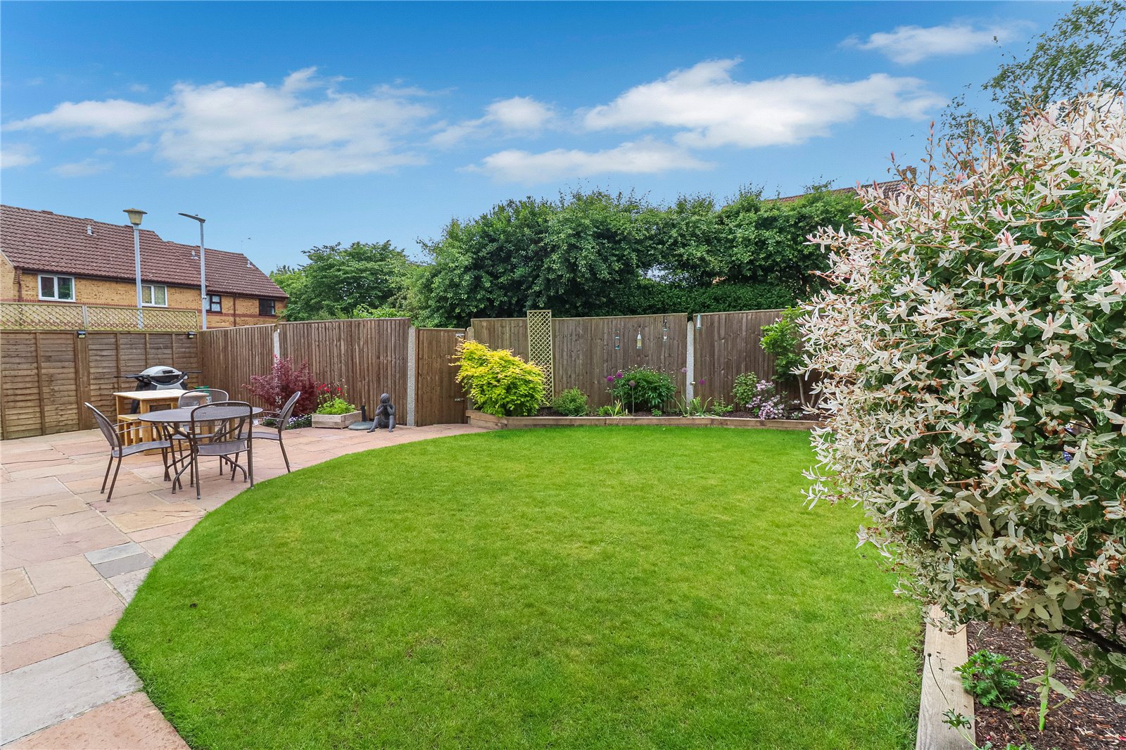 3 bedroom property for sale in Follett Drive, Abbots Langley, Herts, WD5 Offers in the region 3 bedroom property for sale in Follett Drive, Abbots Langley, Herts, WD5 Offers in the region