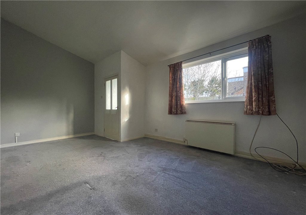 2 bedroom property for sale in Reading Road, Yateley, Hampshire, GU46