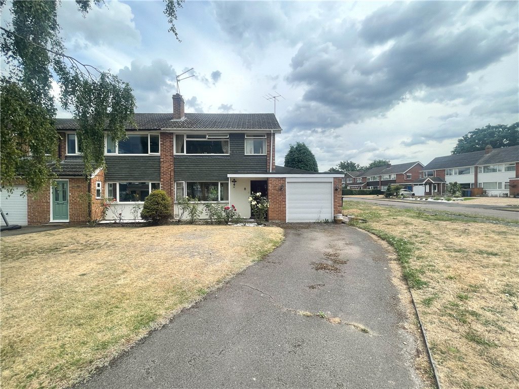 3 bedroom property for sale in Ives Close, Yateley, Hampshire, GU46 £