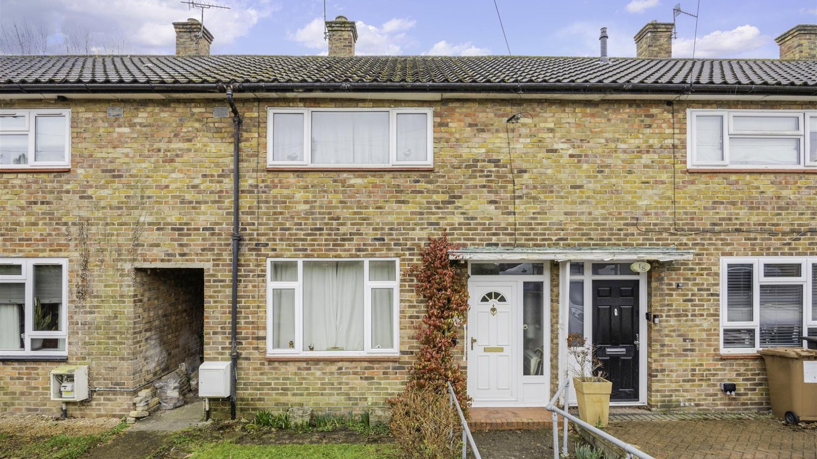 2 bedroom property for sale in Huddleston Crescent, Merstham £330,000