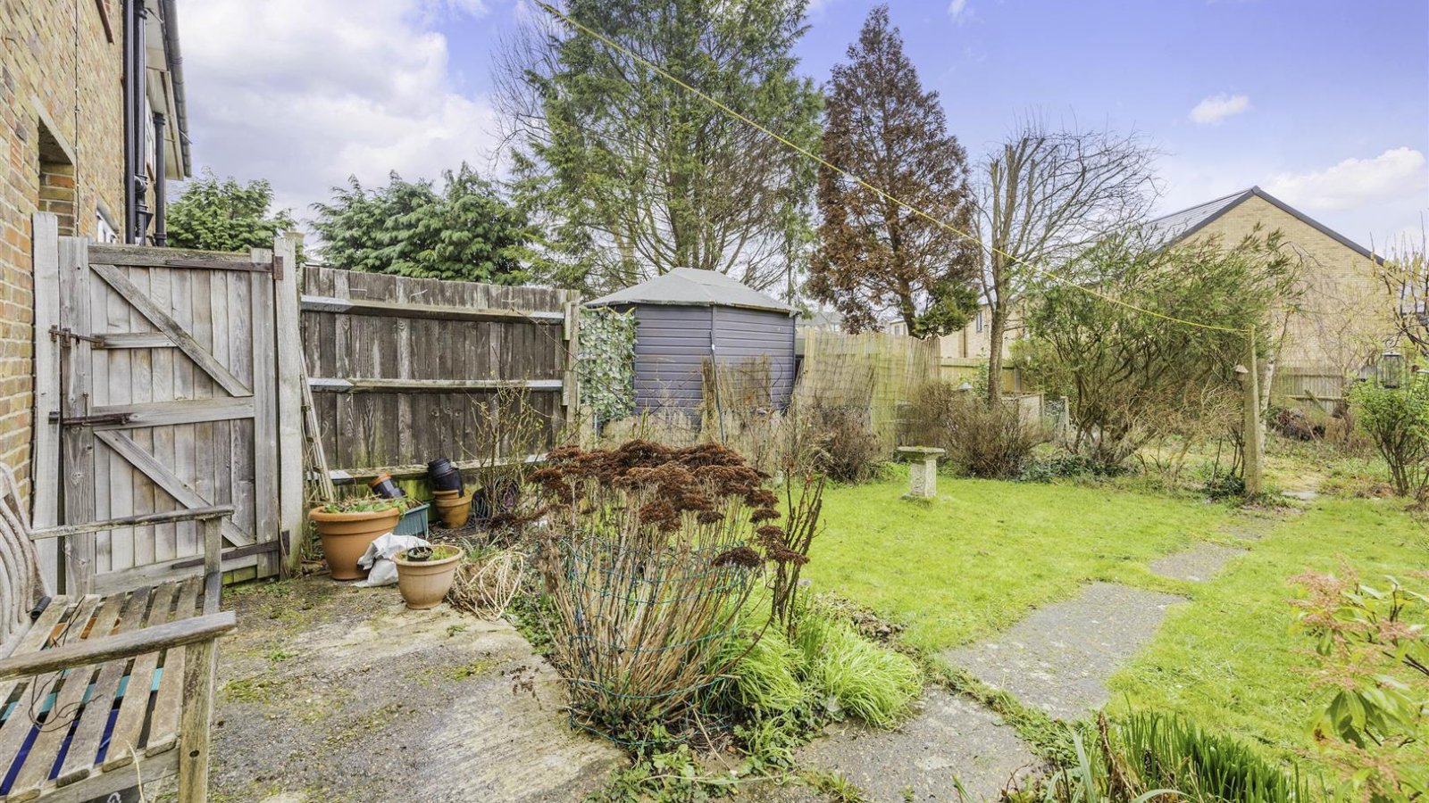 2 bedroom property for sale in Huddleston Crescent, Merstham £330,000